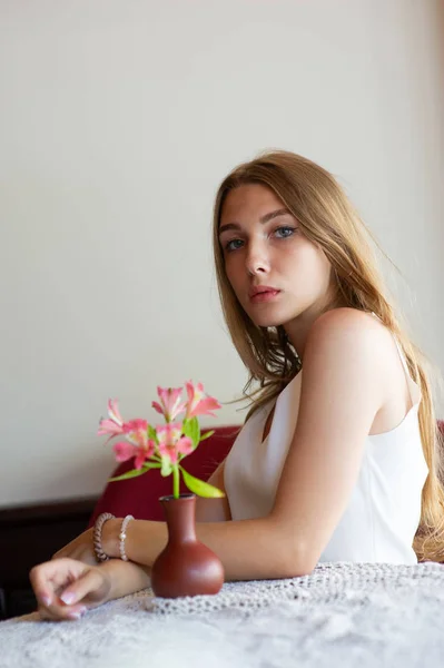 Fille aux yeux bleus assise sur un café urbain. femme avec une coiffure ondulée brune. Concept de style de vie . — Photo