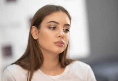 Makyaj yap. Bir makyaj sanatçısı tarafından bir model fotoğrafları bir dizi.