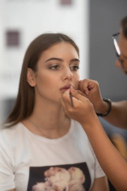 Makyaj yap. Bir makyaj sanatçısı tarafından bir model fotoğrafları bir dizi.