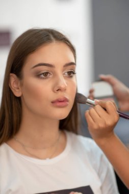 Makyaj yap. Bir makyaj sanatçısı tarafından bir model fotoğrafları bir dizi.