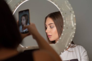 Makyaj yap. Bir makyaj sanatçısı tarafından bir model fotoğrafları bir dizi.