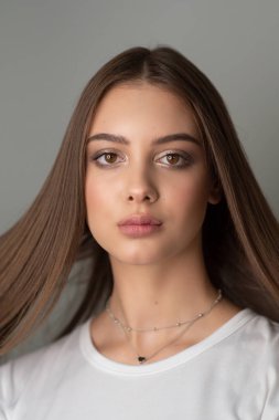 Makyaj yap. Bir makyaj sanatçısı tarafından bir model fotoğrafları bir dizi.