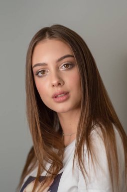 Makyaj yap. Bir makyaj sanatçısı tarafından bir model fotoğrafları bir dizi.