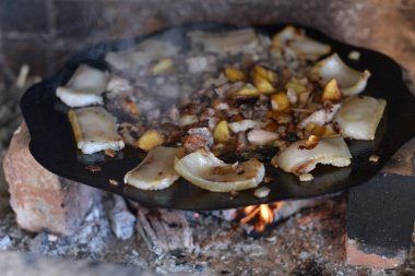 Salo bir tavada bir tavada bir ateşte bir tavada kızartılır