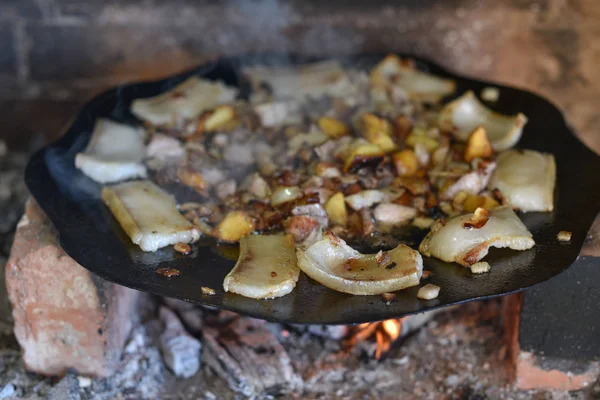 Salo bir tavada bir tavada bir ateşte bir tavada kızartılır — Stok fotoğraf