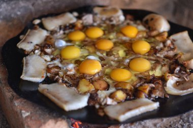 Sokaktaki yangında yumurtalar kızartılır. Pastırma ile kızarmış yumurta.
