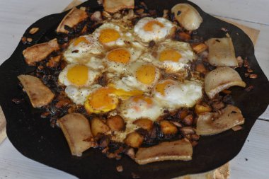 Sokaktaki yangında yumurtalar kızartılır. Pastırma ile kızarmış yumurta.