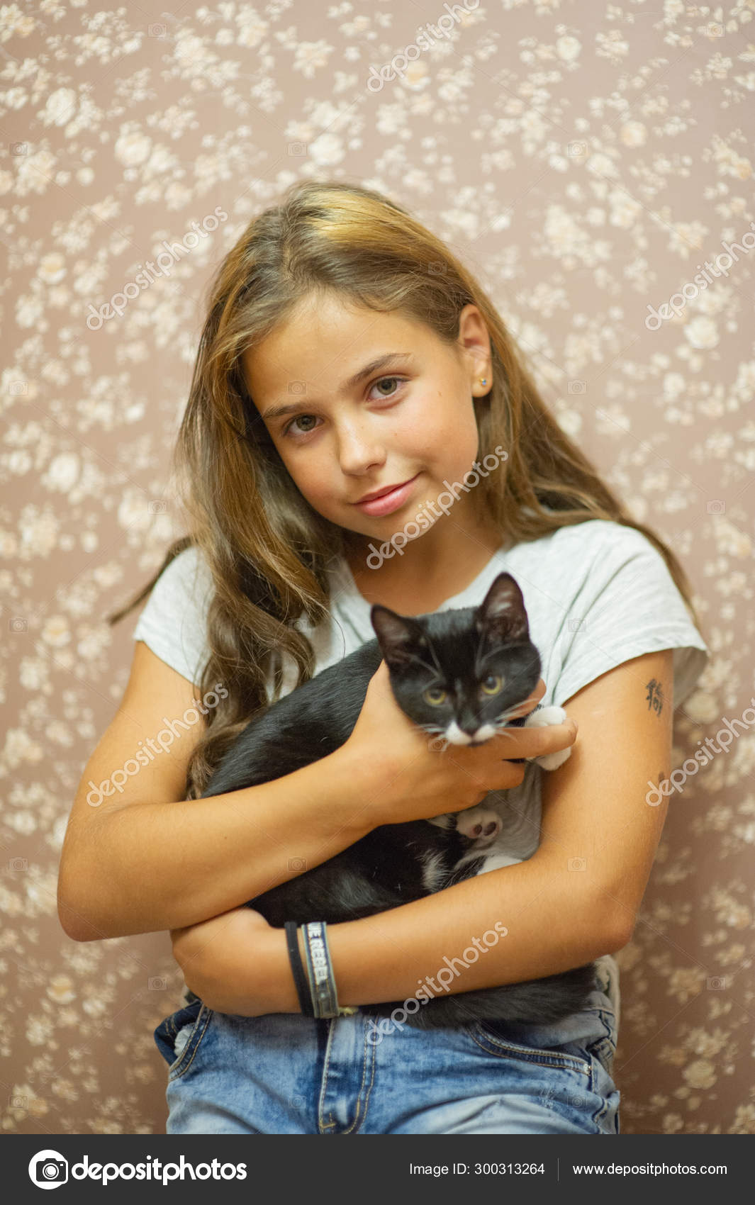 Menina de 10 anos no mar. retrato de um adolescente. garota de