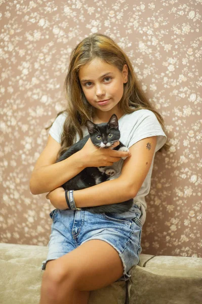 Dziewczyna 10 lat i czarno-biały kotek. — Zdjęcie stockowe