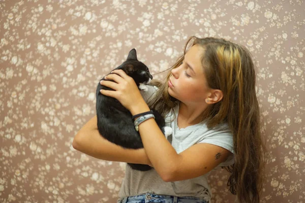 Fille 10 ans et un chaton noir et blanc . — Photo