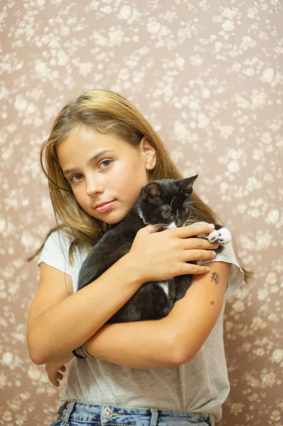 Dziewczyna 10 lat i czarno-biały kotek. — Zdjęcie stockowe