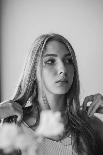 Chica con ojos azules sentada en la cafetería urbana. mujer con peinado ondulado marrón. Concepto de estilo de vida . —  Fotos de Stock