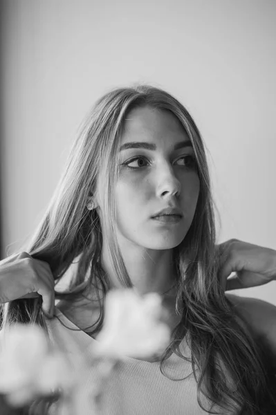 Chica con ojos azules sentada en la cafetería urbana. mujer con peinado ondulado marrón. Concepto de estilo de vida . — Foto de Stock