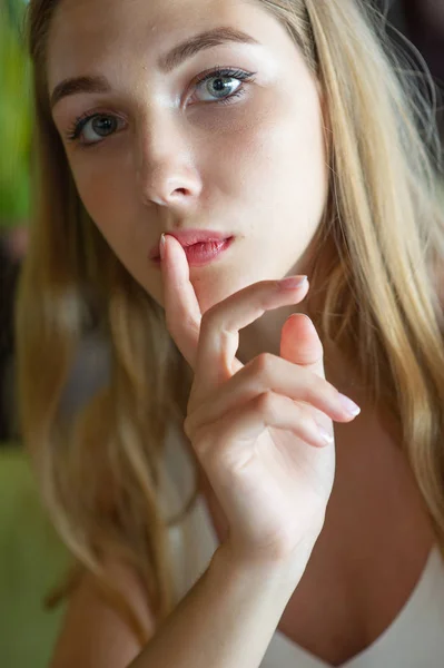 Mädchen mit blauen Augen, die auf einem städtischen Café sitzen. Frau mit brauner welliger Frisur. Lifestylekonzept. — Stockfoto