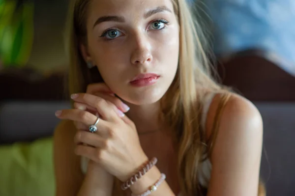도시 카페에 앉아 푸른 눈을 가진 소녀. 갈색 물결 모양의 헤어 스타일을 가진 여자입니다. 라이프스타일 컨셉. — 스톡 사진