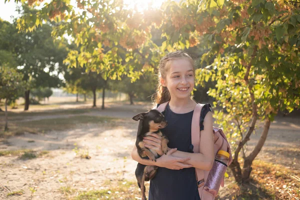 Schülerin geht in der Morgensonne zur Schule — Stockfoto