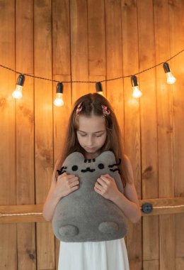 Gri kedi oyuncak ile küçük kız