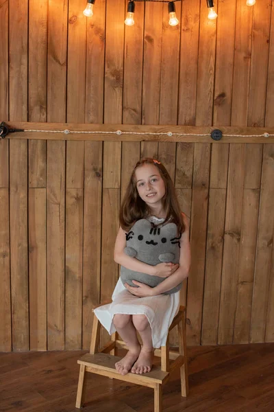 Gri kedi oyuncak ile küçük kız