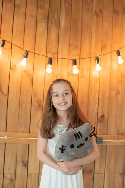 Niña con un juguete de gato gris — Foto de Stock