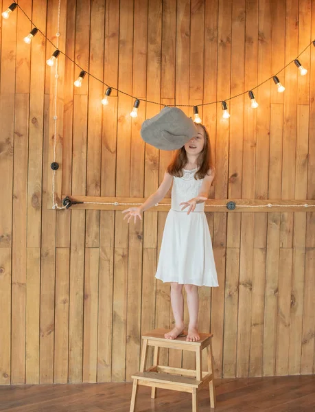 Gri kedi oyuncak ile küçük kız