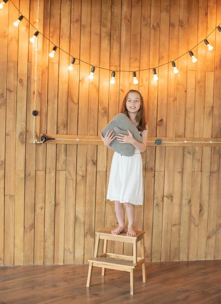 Gri kedi oyuncak ile küçük kız