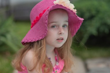 Havuz kenarında dinlenen çocuk kız.