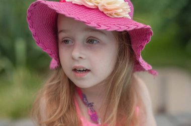 Havuz kenarında dinlenen çocuk kız.