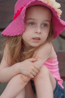 Havuz kenarında dinlenen çocuk kız.