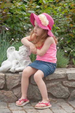 Havuz kenarında dinlenen çocuk kız.