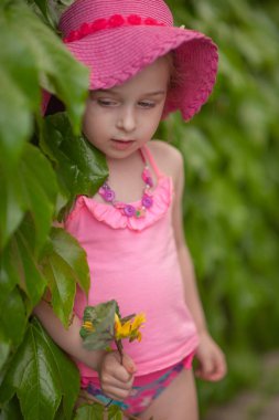 Havuz kenarında dinlenen çocuk kız.