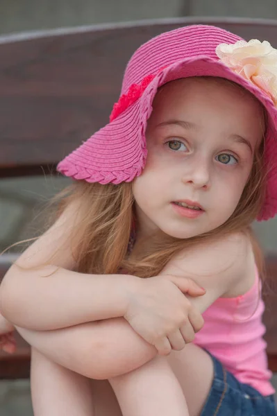 Enfant fille se reposant près de la piscine . — Photo