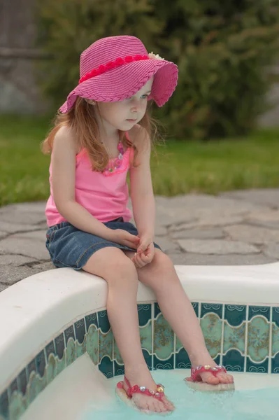 Havuz kenarında dinlenen çocuk kız. — Stok fotoğraf