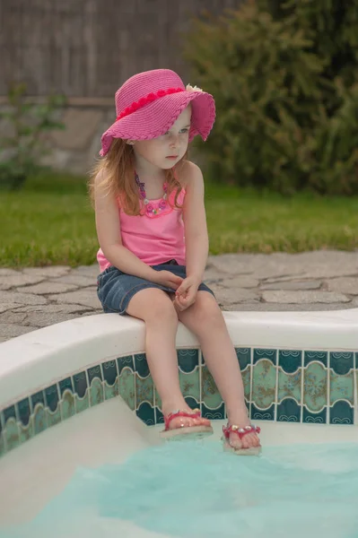 Menina criança descansando perto da piscina . — Fotografia de Stock