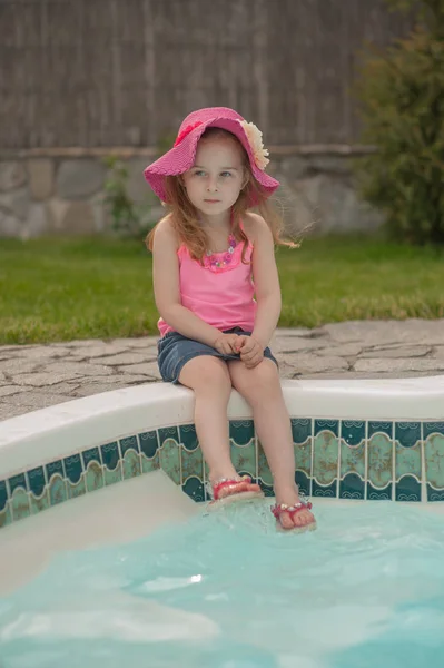 Menina criança descansando perto da piscina . — Fotografia de Stock