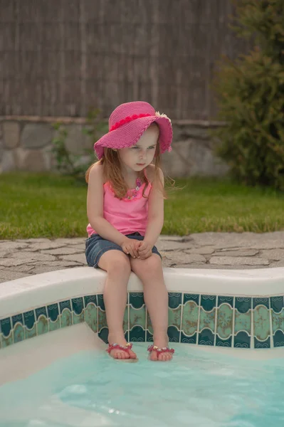 Havuz kenarında dinlenen çocuk kız.