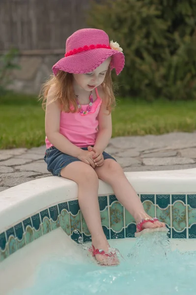 Menina criança descansando perto da piscina . — Fotografia de Stock