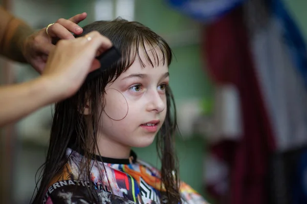 Fryzjer fryzjera sprawia, że fryzura dla Cute Little Girl w salonie piękności. Fryzjerstwo, cięcie włosów. — Zdjęcie stockowe