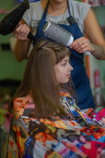 Fryzjer fryzjera sprawia, że fryzura dla Cute Little Girl w salonie piękności. Fryzjerstwo, cięcie włosów. — Zdjęcie stockowe