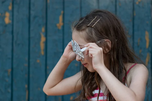 Uma menina de 9-10 anos usava óculos com um design de aranha para o Halloween ou uma festa temática de verão . — Fotografia de Stock