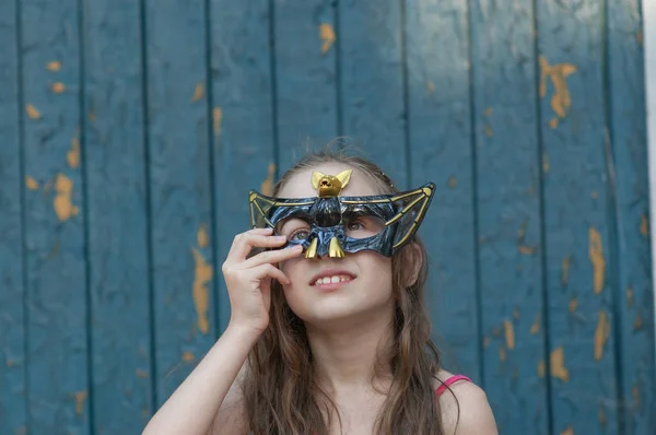 Fetiță într-o mască de liliec.O fată de 9-10 ani de Halloween sau o petrecere tematică de vară . — Fotografie, imagine de stoc