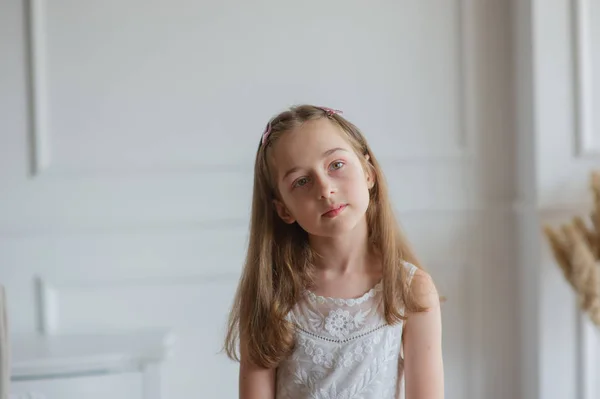 Menina em um vestido branco em um fundo branco — Fotografia de Stock