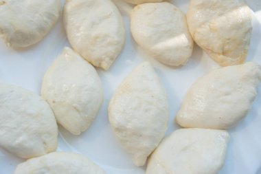 Kızartmak için pasta. Çeşitli dolgular ile oluşan turta beyaz bir tabak üzerinde yalan ve yağda kızartılmış hazır