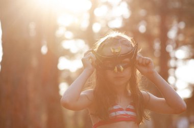 Yarasa maskeli küçük bir kız. Cadılar Bayramı veya yaz tema partisinde 9-10 yaşında bir kız.