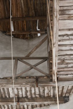 Geleneksel tapınakta metal balıklarla rüzgar zili. rüzgar sallayan rüzgar çan. Tapınaktaki çanlar