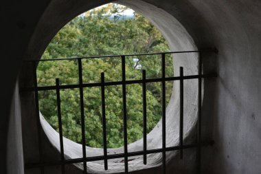 Eski bir tapınak veya katedraliçinde elemanları içinden