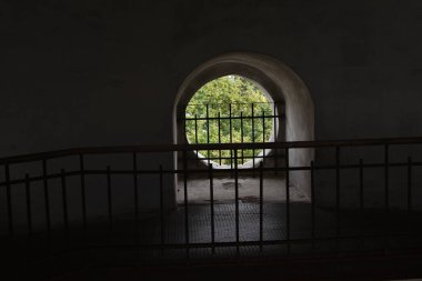 Eski bir tapınak veya katedraliçinde elemanları içinden