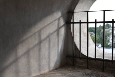 Eski bir tapınak veya katedraliçinde elemanları içinden