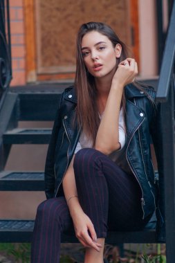 Moda modeli gülümseyerek ve kameraya bakıyor. Fotoğraf oturumu için poz Pretty kadın