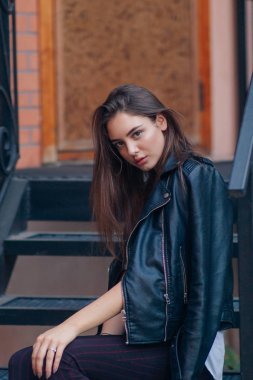 Moda modeli gülümseyerek ve kameraya bakıyor. Fotoğraf oturumu için poz Pretty kadın