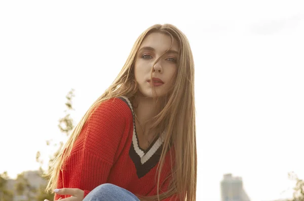 Mujer bonita rubia posando para la sesión de fotos.Paseo por la ciudad en clima cálido y soleado otoño . — Foto de Stock